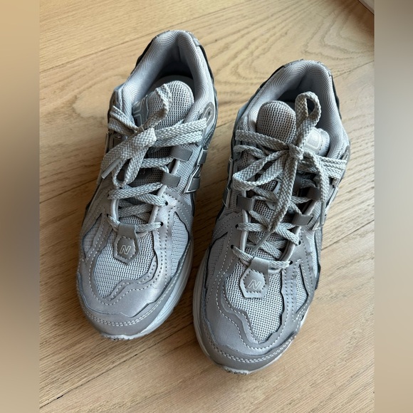 New Balance 1906D “PROTECTION PACK - SILVER
METALLIC" gray sneakers, size 6.5 - Picture 2 of 12